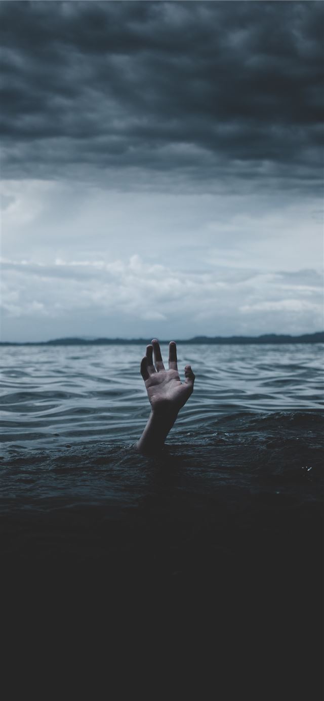 1125x2436 a person drowns underwater - dark (black) iPhone 11 Wallpaper