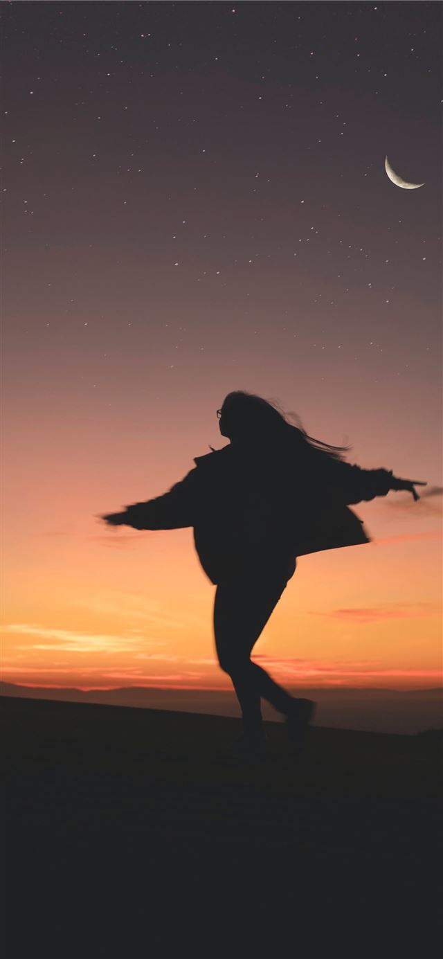 1125x2436 silhouette of woman running during golden hour - spain iPhone 11 Wallpaper