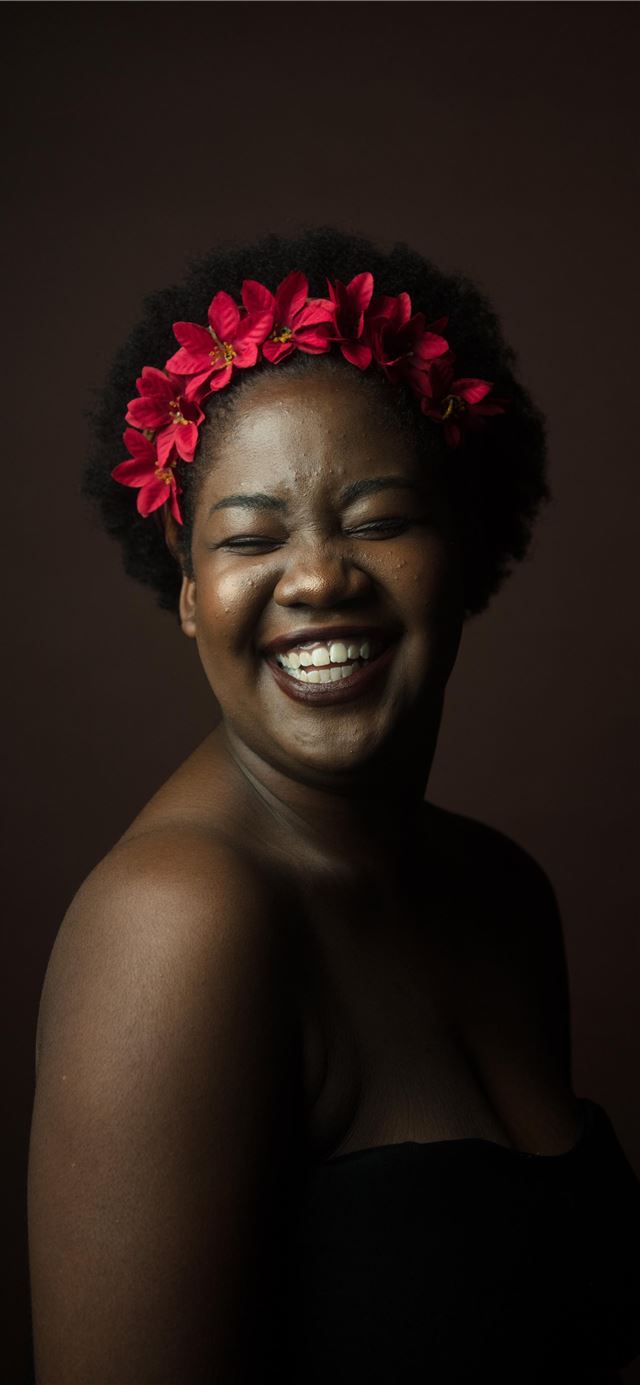 1125x2436 smiling woman wearing black top - cute iPhone 11 Wallpaper