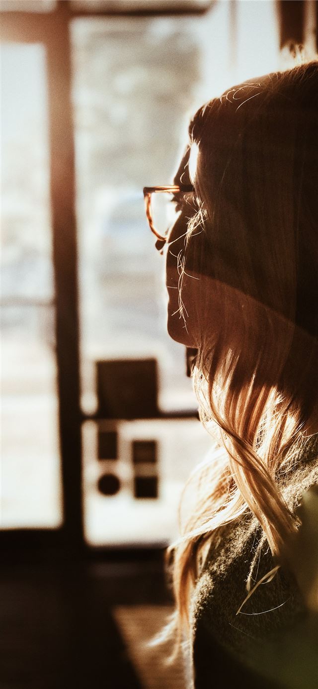 1125x2436 shallow focus photography of woman facing door - cute iPhone 11 Wallpaper