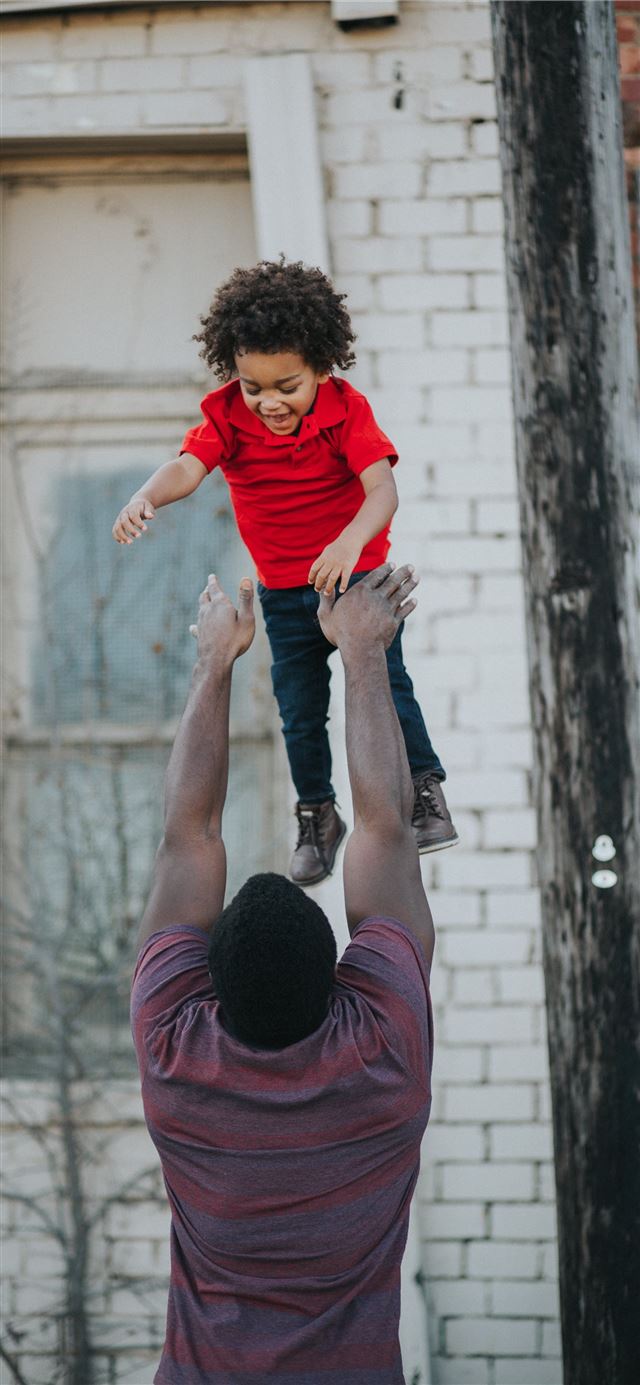 1125x2436 man wearing purple and red shirt catching child we... - black iPhone 11 Wallpaper