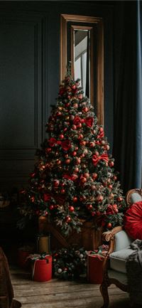 green christmas tree with red baubles wallpaper