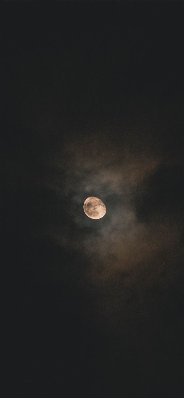 1125x2436 blood moon photo - dark (black) iPhone 11 Wallpaper