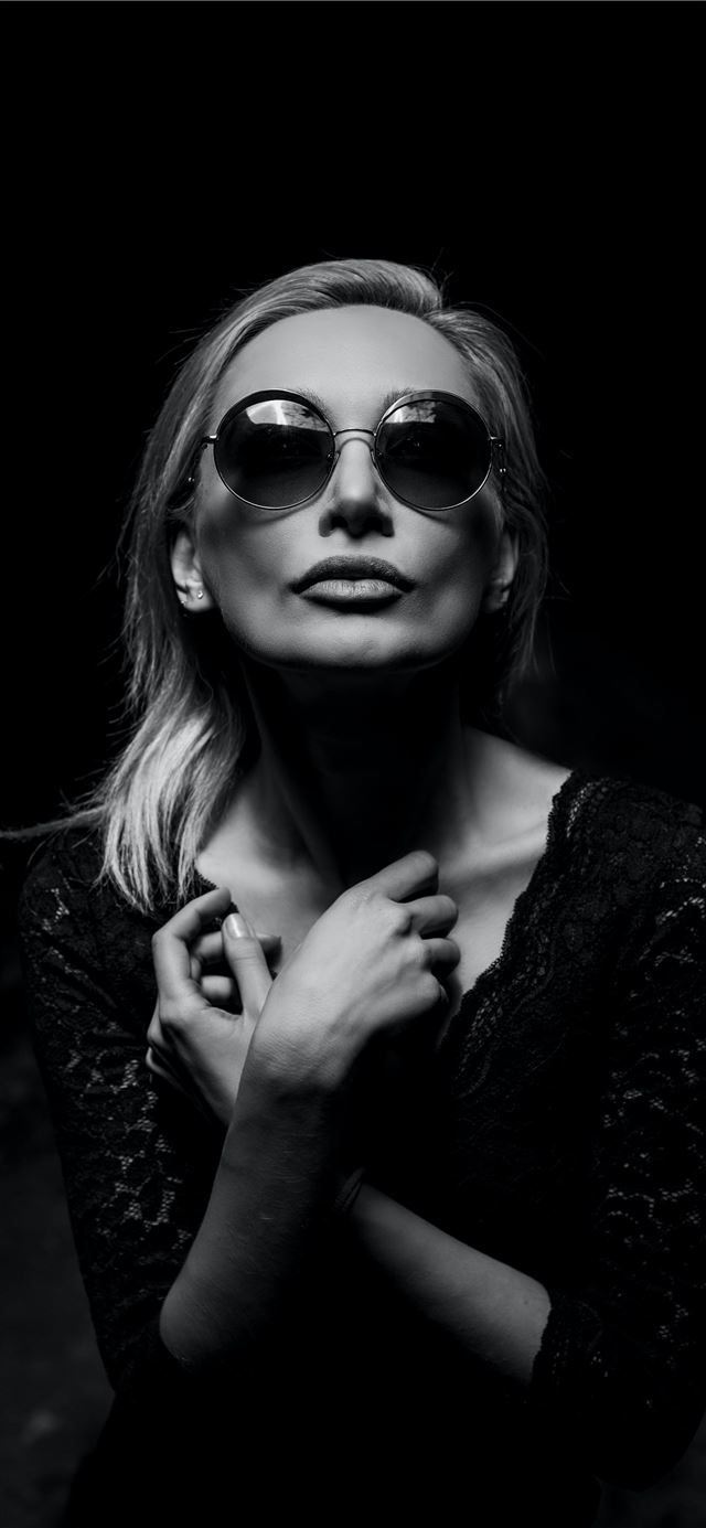 1125x2436 grayscale photo of woman - dark (black) iPhone 11 Wallpaper