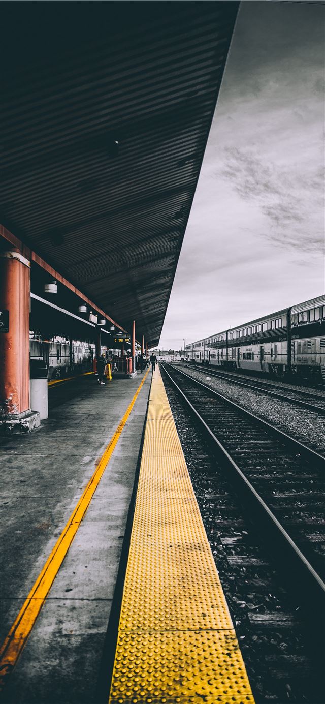 1125x2436 selective color photography of train railways - los angeles iPhone 11 Wallpaper