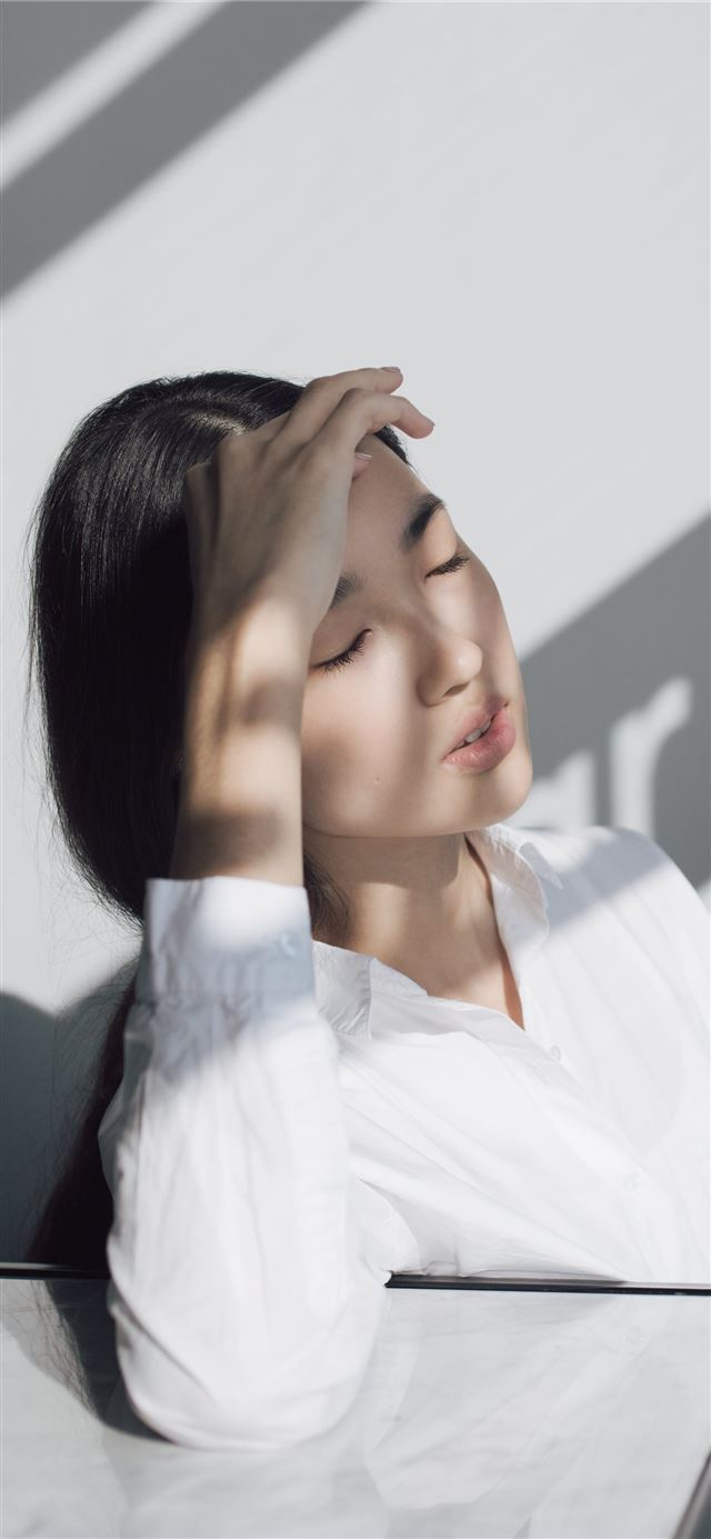 1125x2436 woman leaning on white table - beauty iPhone 11 Wallpaper