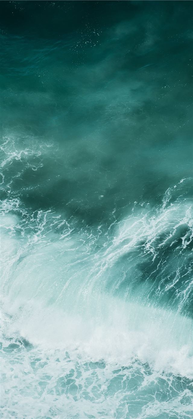 1125x2436 An ocean wave in the Sagres - wave iPhone 11 Wallpaper