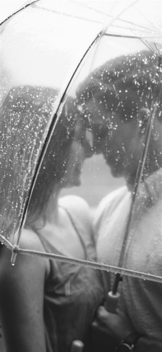 1125x2436 couple under clear umbrella - love iPhone 11 Wallpaper