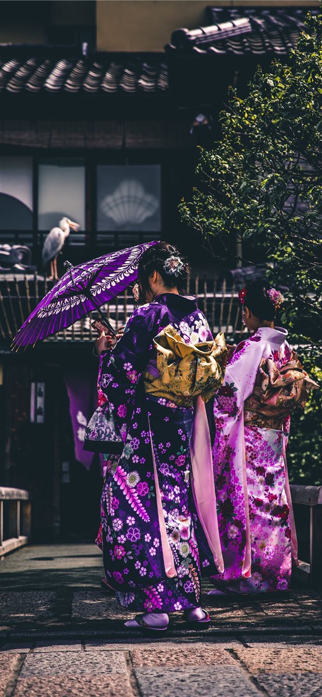 1125x2436 two women in purple and pink kimono - japan iPhone 11 Wallpaper