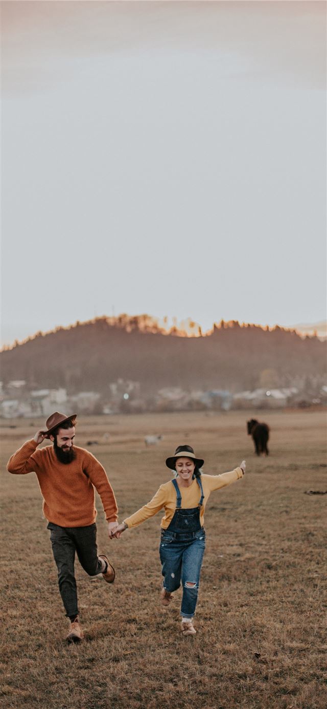 1125x2436 man holdind woman hand -  iPhone 11 Wallpaper