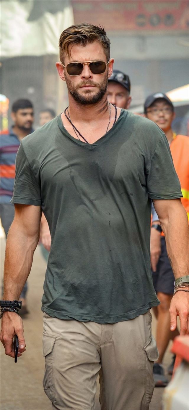 4 Wallpapers In Chris Hemsworth Wallpapers For iPhone 11