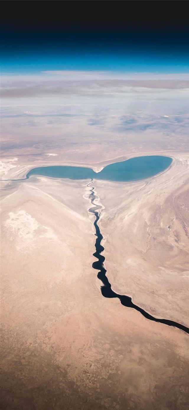 1125x2436 Bleeding out Aral Sea in Central Asia - outdoors iPhone 11 Wallpaper