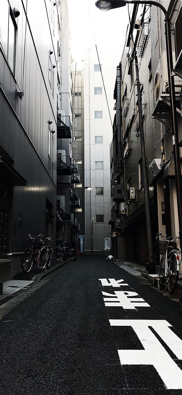 1125x2436 Japan  Chiyoda City - road iPhone 11 Wallpaper
