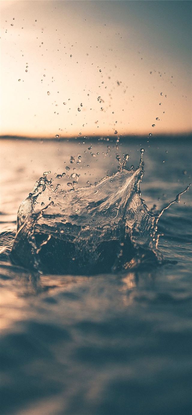 1125x2436 selective focus photography of water splash - sunset iPhone 11 Wallpaper