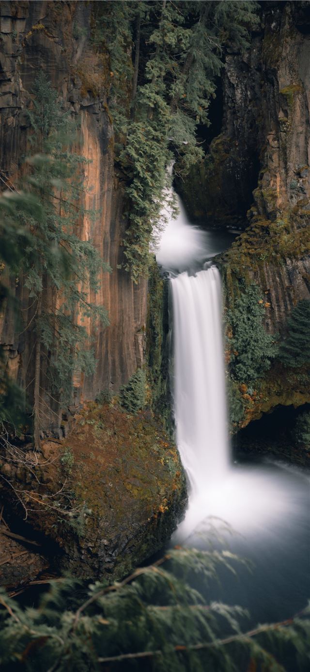 1125x2436 waterfalls close up photography - water iPhone 11 Wallpaper