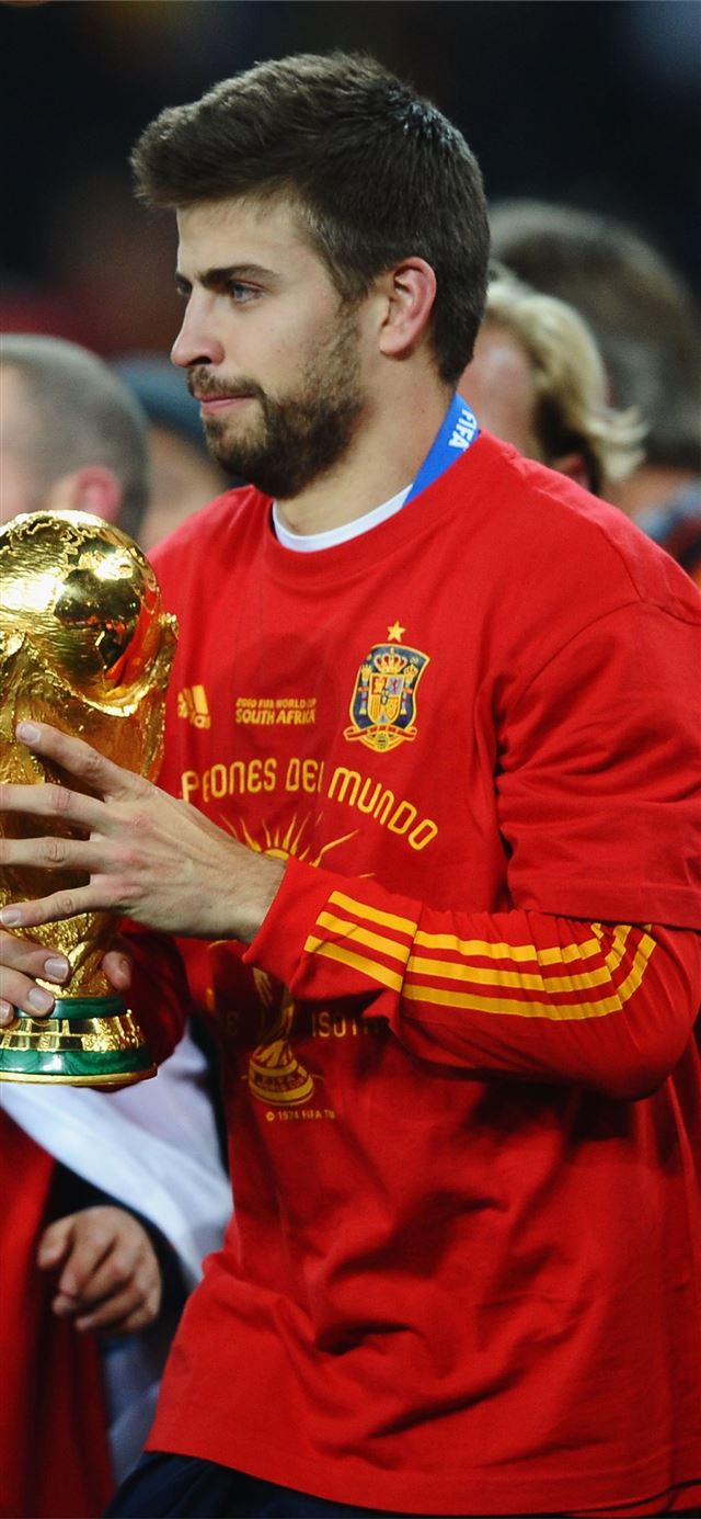 1125x2436 Gerard Piqué entre triunfos y polémicas en la Se... - sport celebrity iPhone 11 Wallpaper