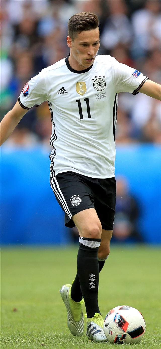 1125x2436 13 Soccer Stars Who Could Move This Summer - gonzalo higuain iPhone 11 Wallpaper