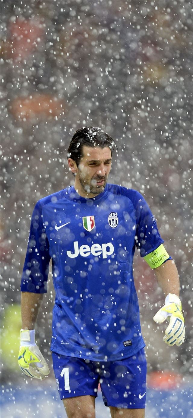 1125x2436 Gianluigi Buffon Snow Goalkeeper Football - soccer celebrity iPhone 11 Wallpaper