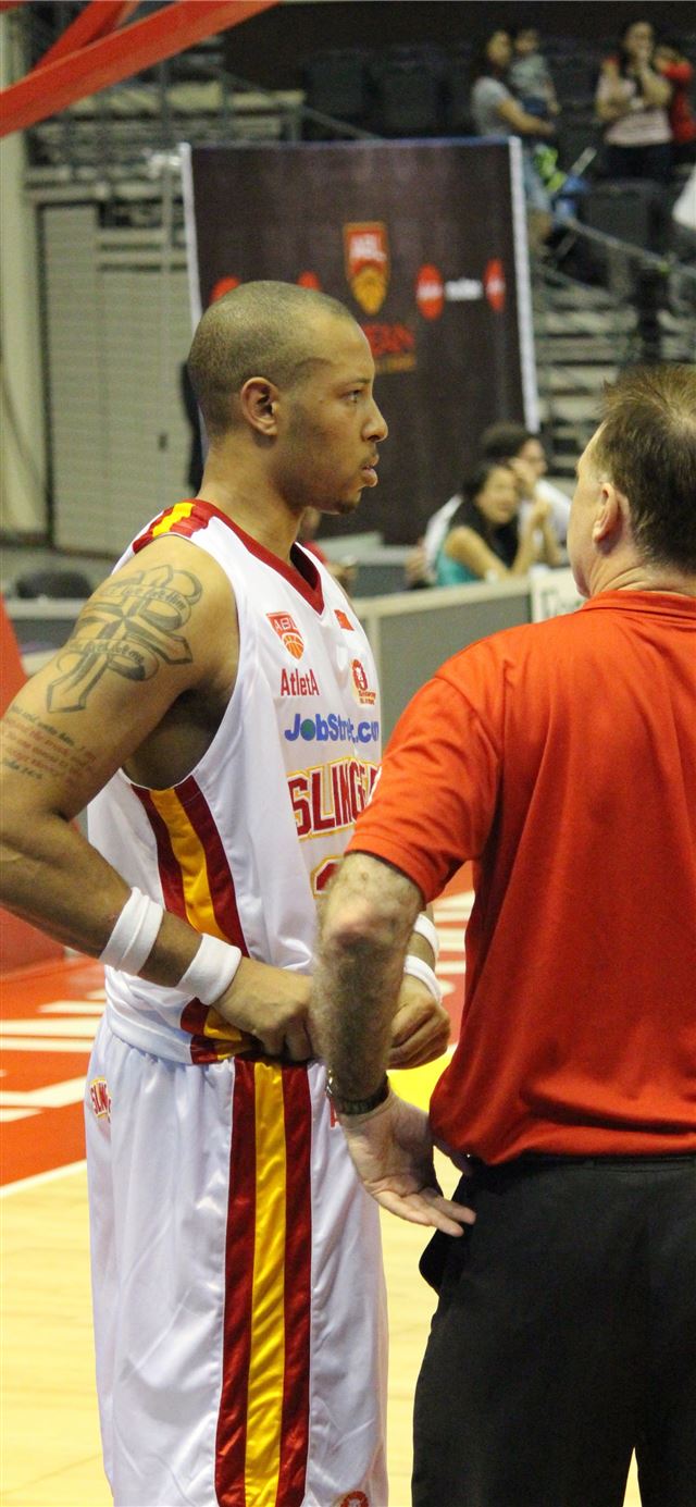 1125x2436 michael johnson - yi jianlian iPhone 11 Wallpaper