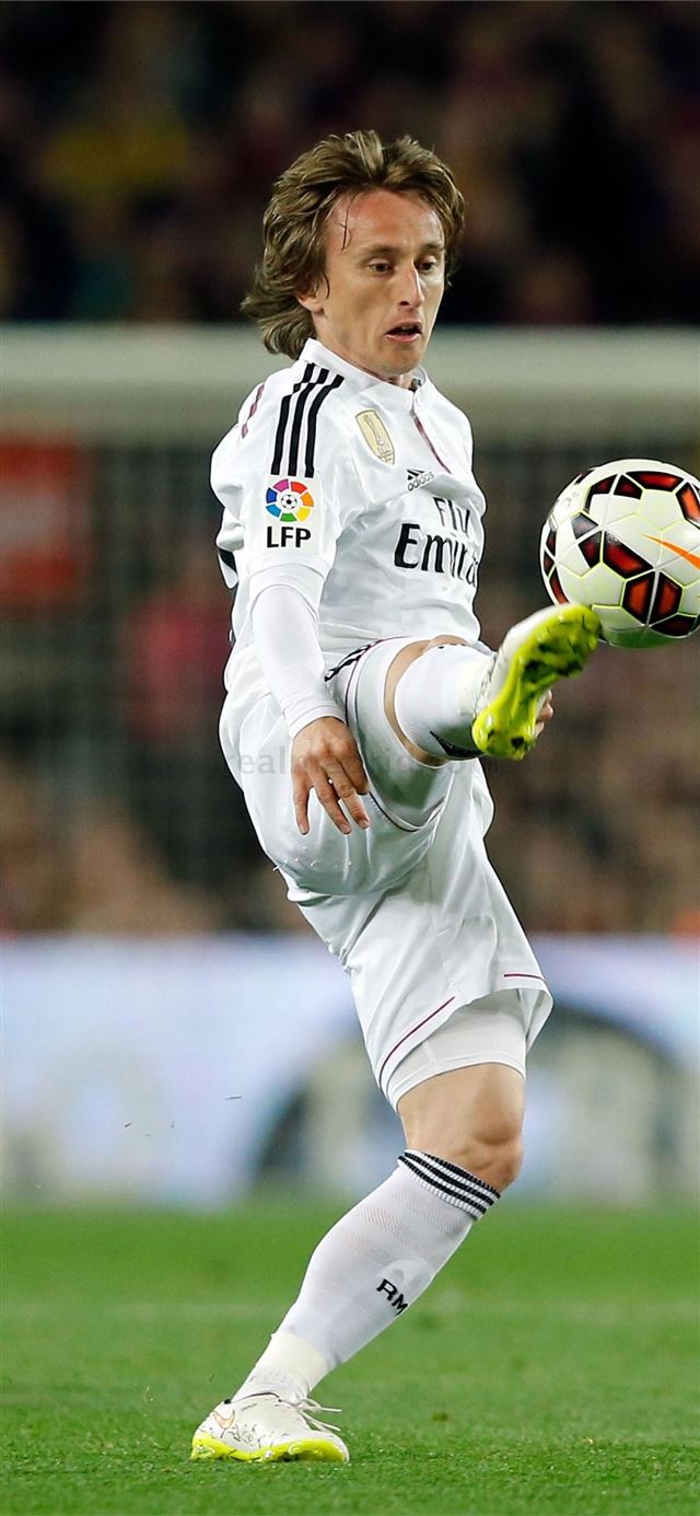 1125x2436 Luka Modric - soccer celebrity iPhone 11 Wallpaper