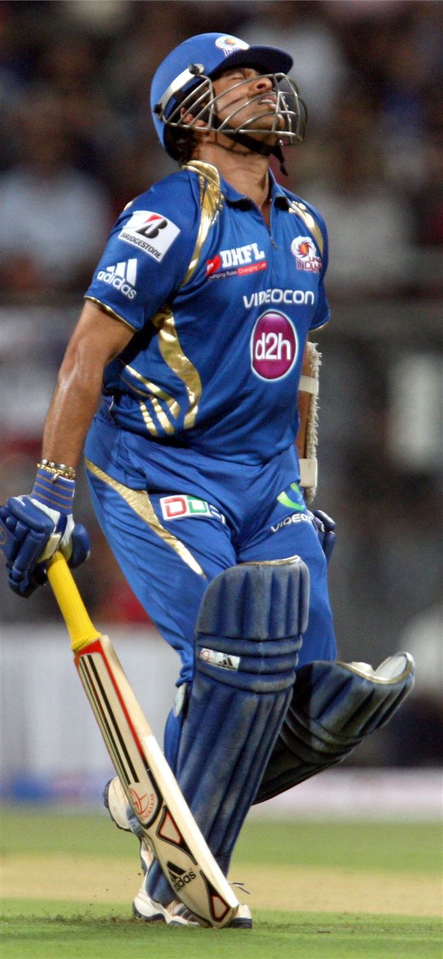 1125x2436 IPL 6 Mumbai Indians vs Delhi Daredevils highlight... - cricket celebrity iPhone 11 Wallpaper
