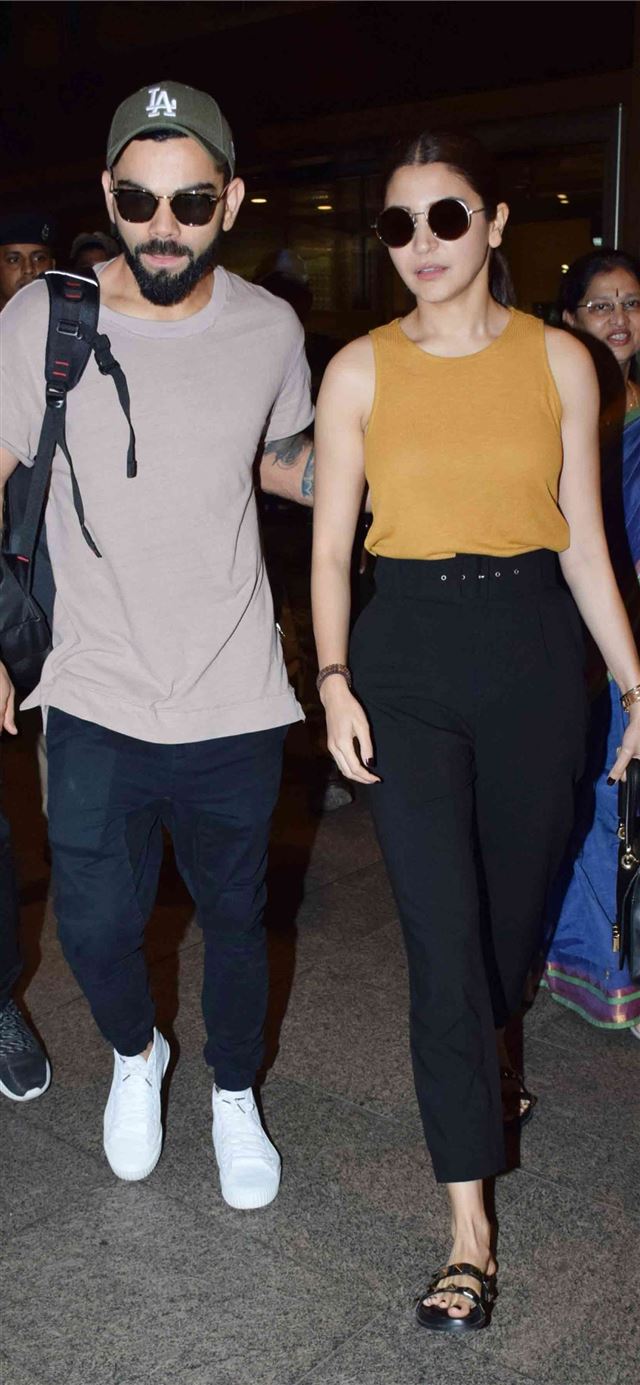 1125x2436 Virat Kohli And Anushka Sharma Cave -  iPhone 11 Wallpaper