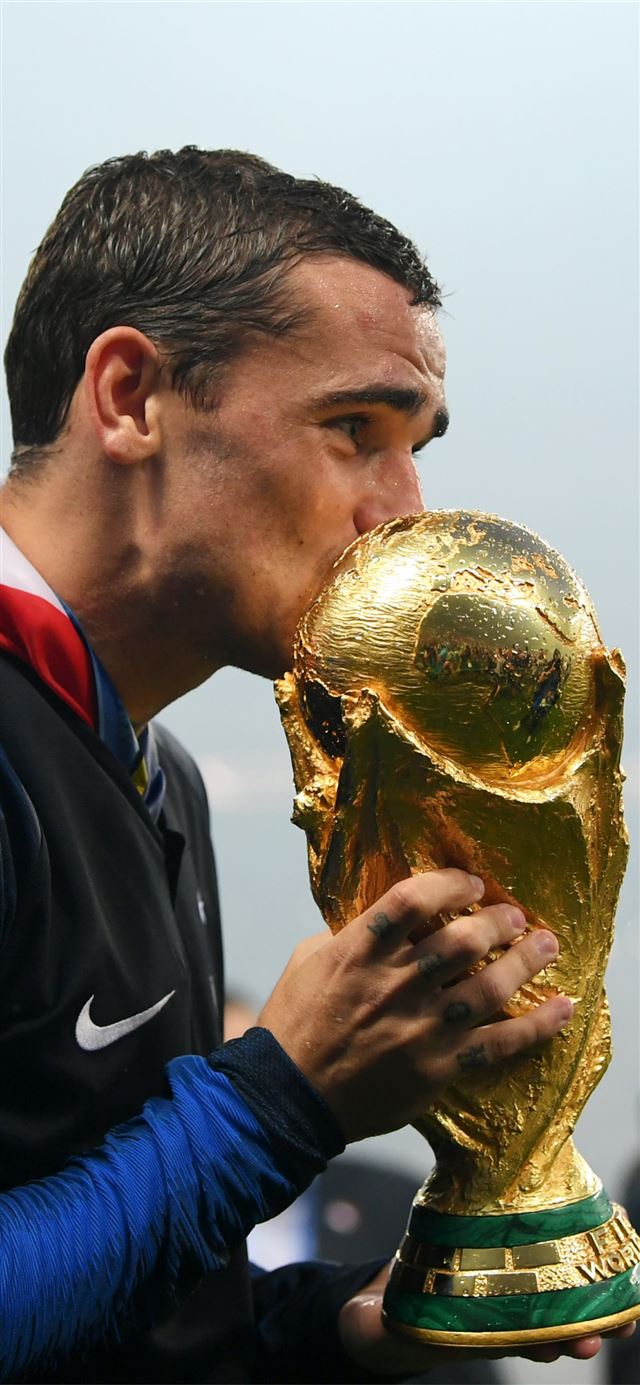 1125x2436 FIFA 2018 Antoine Griezmann with Trophy Samsung Ga... - sport celebrity iPhone 11 Wallpaper