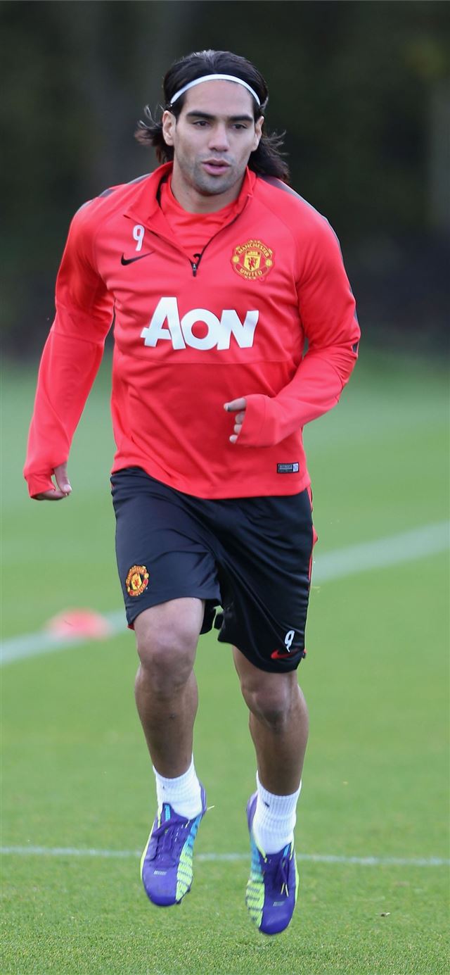 1125x2436 Manchester United legend Denis Law expects on loan... - soccer celebrity iPhone 11 Wallpaper
