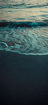 ocean waves crashing on shore during daytime wallpaper