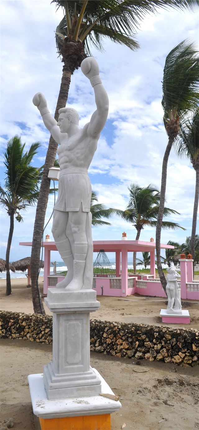 1125x2436 Rocky Statue in Cabarete Dominican Republic Rocky ... - dominican republic iPhone 11 Wallpaper
