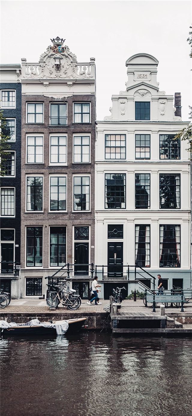 1125x2436 Pedestrians in Amsterdam Android Phone - netherlands iPhone 11 Wallpaper