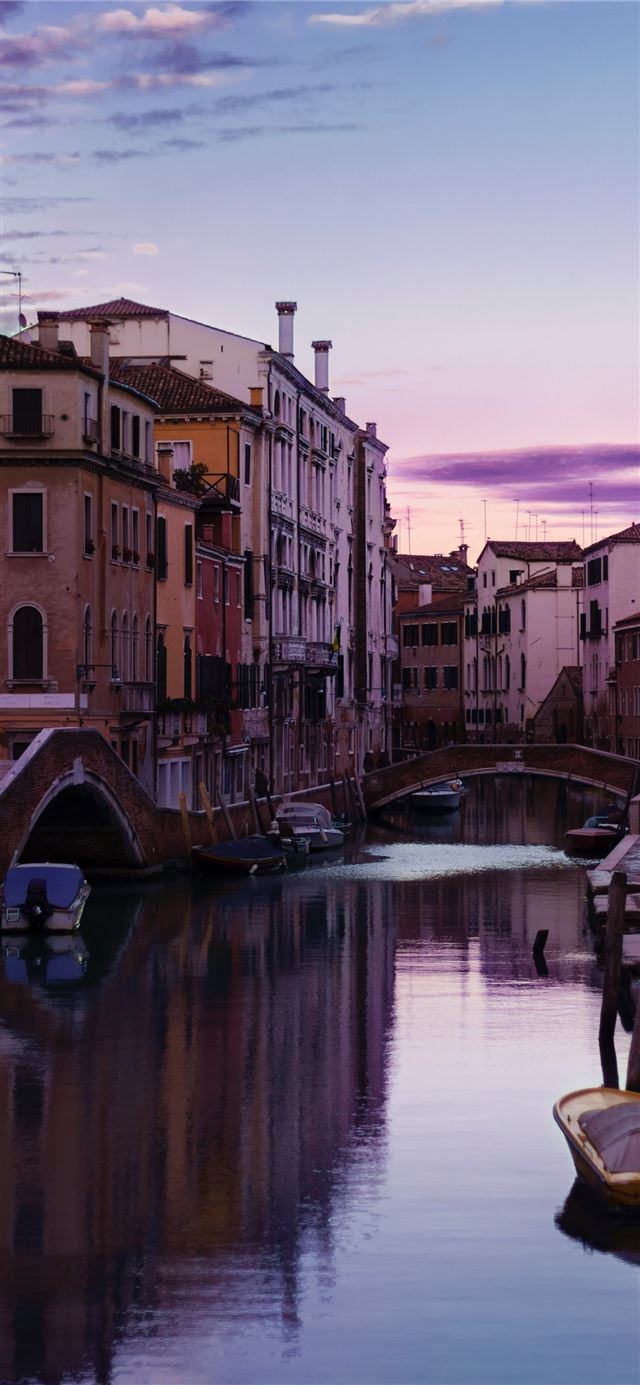 1125x2436 walking through alleys of venice 4k and background - 100 most beautiful places to visit iPhone 11 Wallpaper