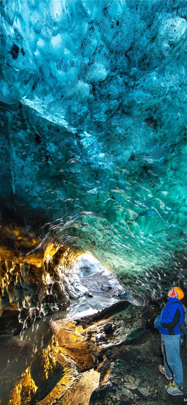 1125x2436 Vatnajokull Ice Caves - iceland iPhone 11 Wallpaper