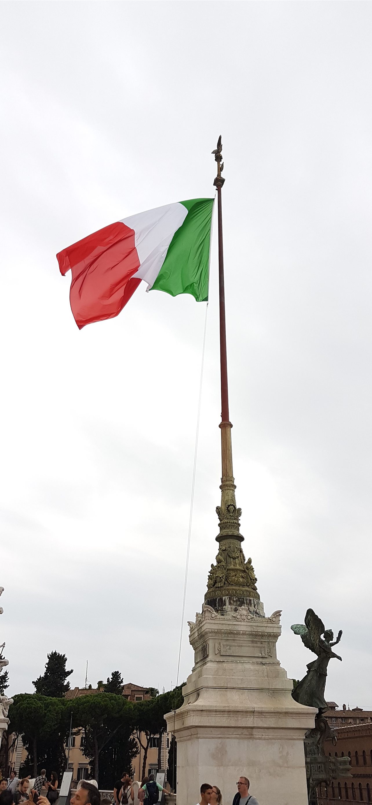 Italy Flag 1024 x 1024 iPad Wallpaper