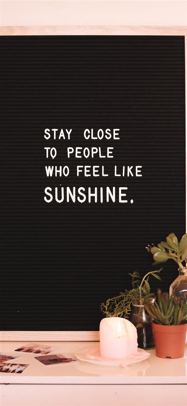 stay close to people who feels like sunshine quote iPhone 12 wallpaper 