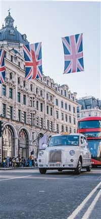 photo of car and bus near castle wallpaper