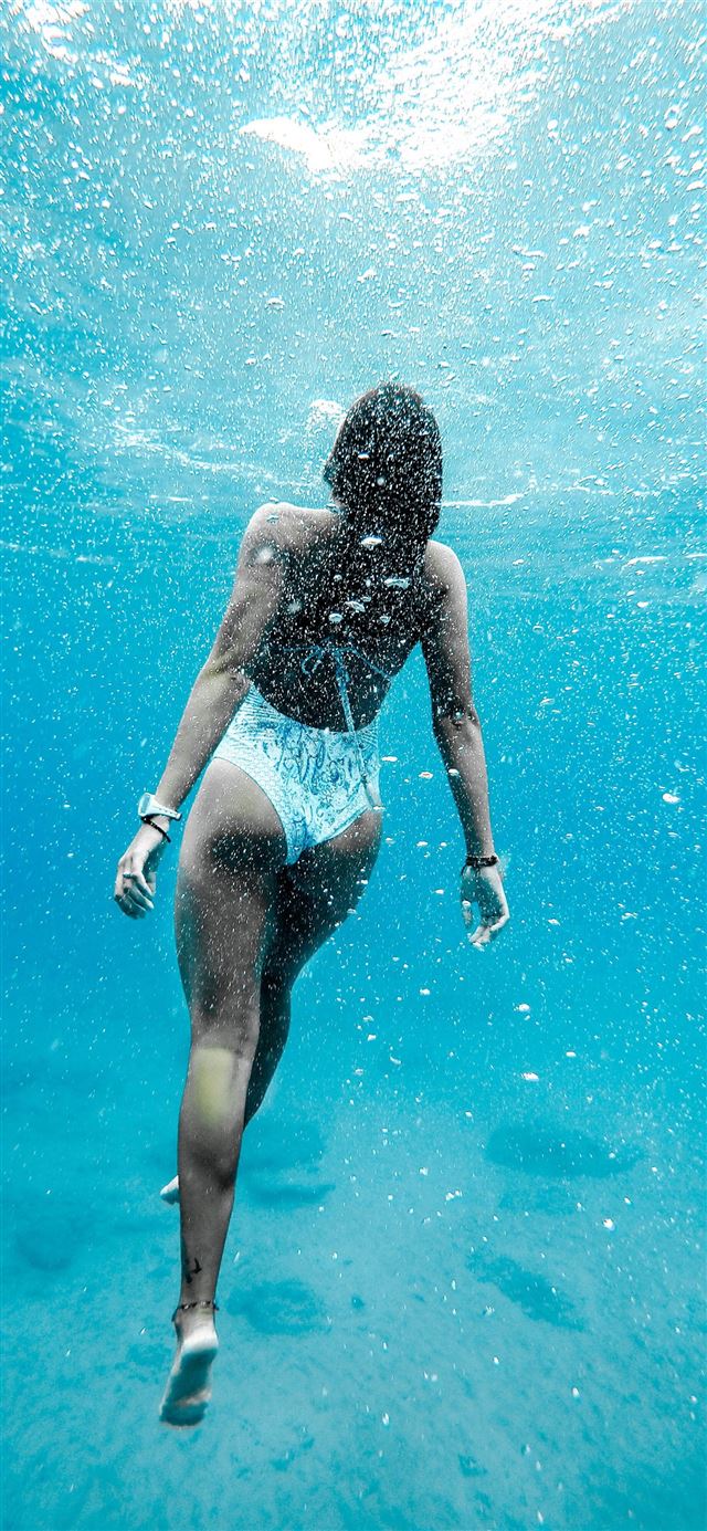 woman swimming under water iPhone 12 wallpaper 