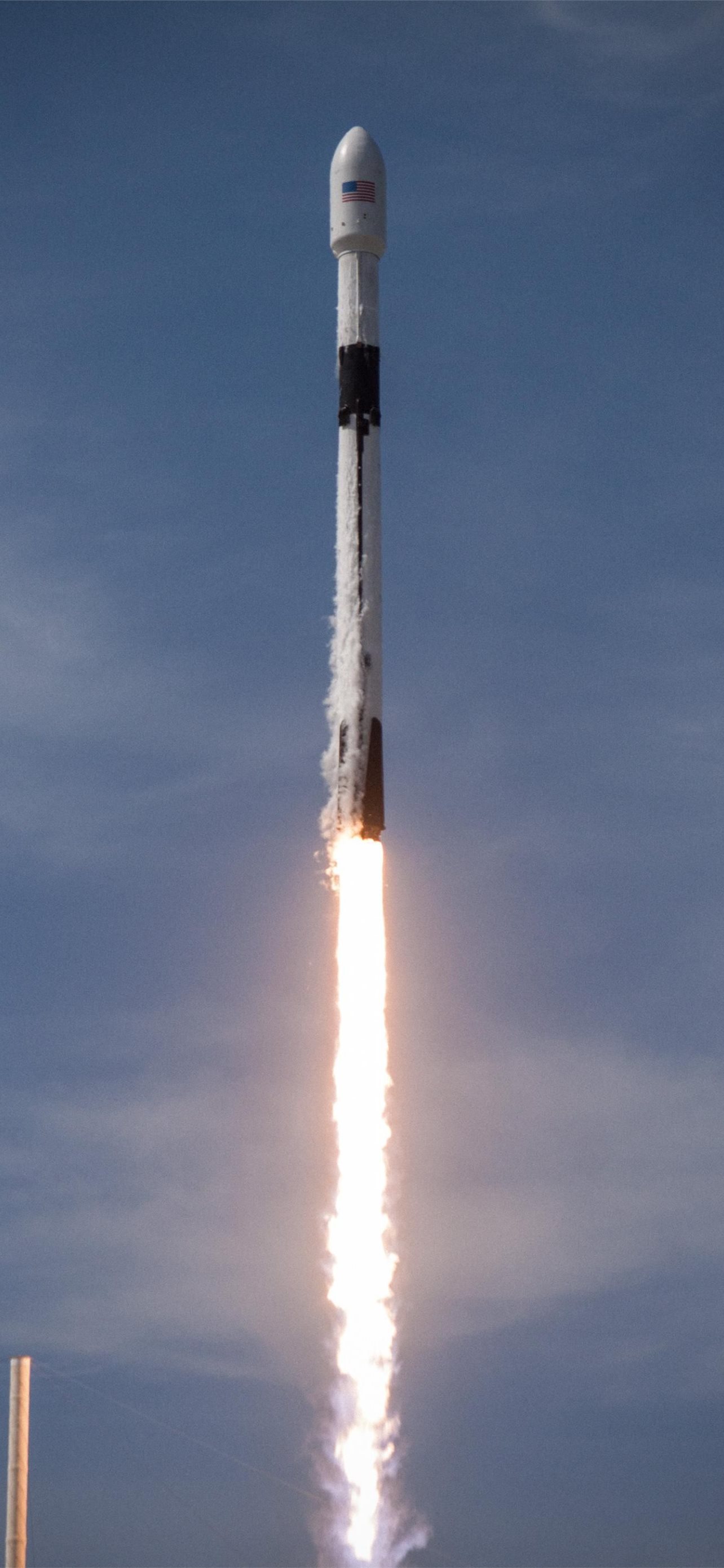 Tinh tế và trang nhã, những hình nền của tàu không gian Falcon 9 Rocket Dragon của SpaceX sẽ mang lại cho bạn cảm giác như đang ở trước mắt một sản phẩm khoa học tuyệt vời. Hãy lựa chọn những bức ảnh này để tăng cường sự yêu thích của bạn với không gian và vũ trụ. 