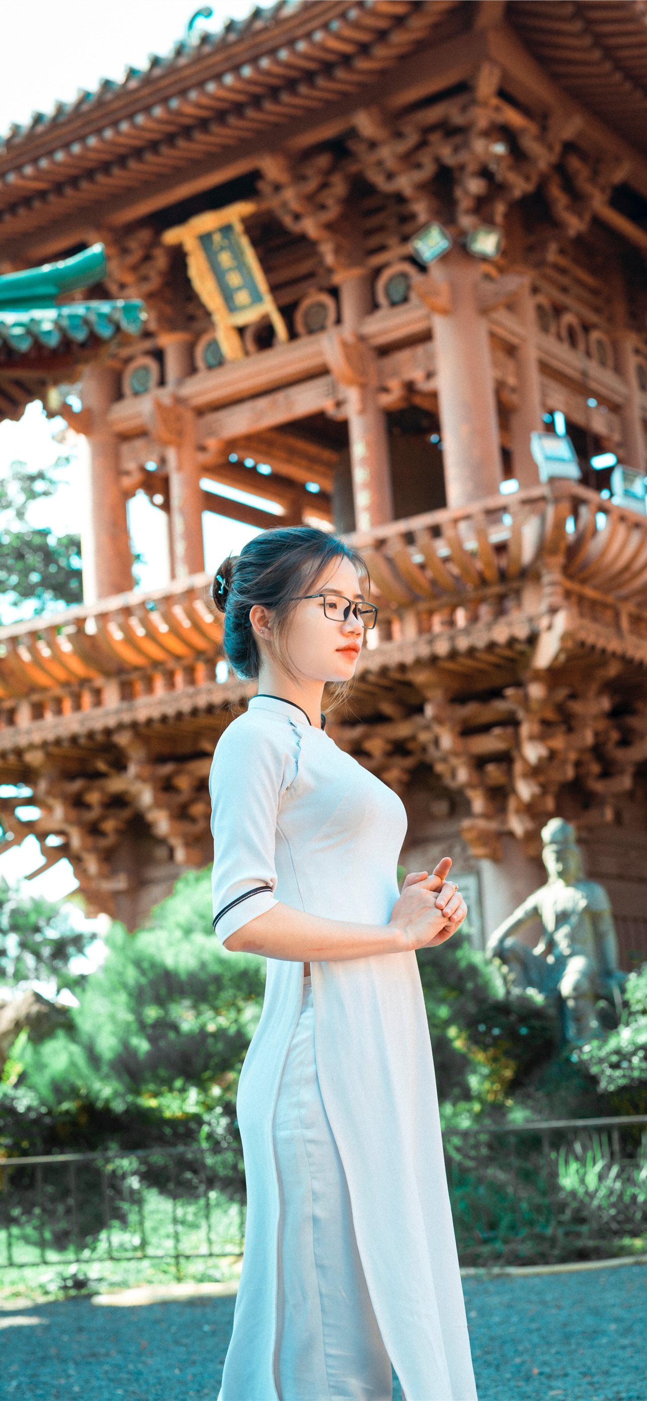 Một cô nàng xinh đẹp đang đứng trước ngôi đền Trung Quốc cổ kính - bạn sẽ không muốn bỏ lỡ bức ảnh đẹp như thế này. Và còn nhiều bức ảnh nữa về những kiến trúc đặc sắc của Trung Quốc và cô gái dễ thương để bạn chiêm ngưỡng.