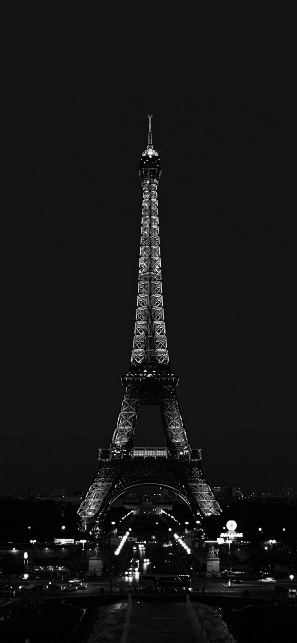 Hình nền iPhone Paris đêm sẽ khiến bạn đắm mình trong một không gian vô cùng lãng mạn và đẹp đẽ. Cảm giác như đang đứng giữa thành phố ánh sáng vậy. Hãy tải về hình nền này để có một không gian lãng mạn và thư giãn trong nhà của bạn.