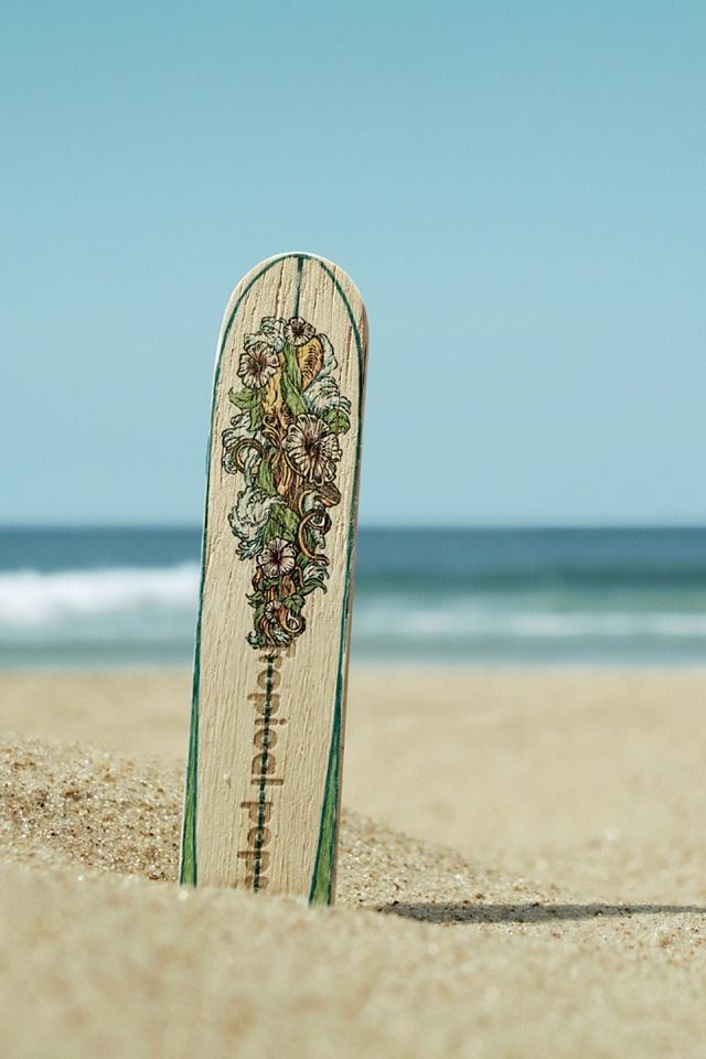 640x960 Totem on the beach - bokeh iPhone 4s Wallpaper
