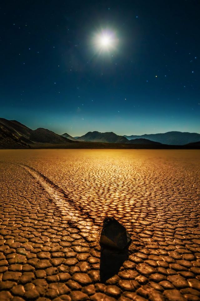 640x960 Desert Night Landscape - desert iPhone 4s Wallpaper
