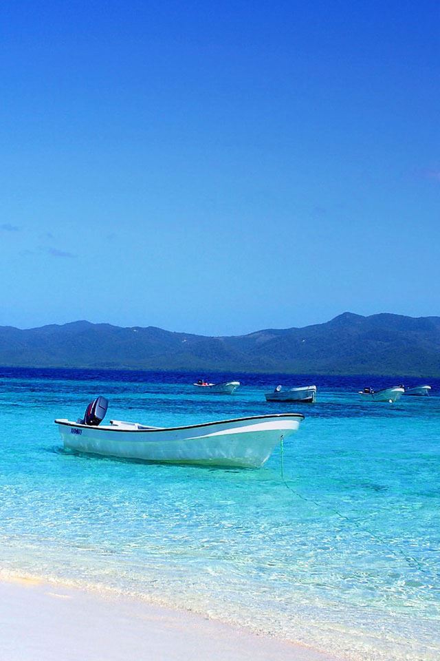 640x960 Punta Cana Beach - boat iPhone 4s Wallpaper