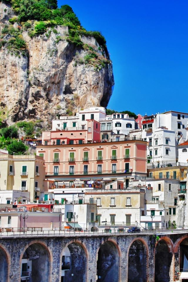 640x960 Positano - tree iPhone 4s Wallpaper