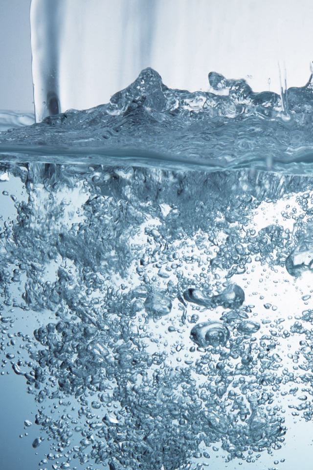640x960 Water Bubbles Macro - macro iPhone 4s Wallpaper