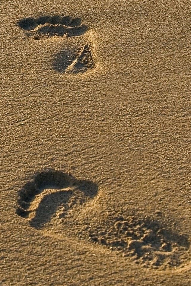 640x960 Footprints on the beach - background iPhone 4s Wallpaper