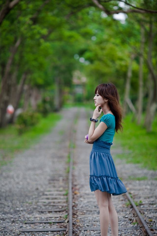 640x960 The girl on the rails - tree iPhone 4s Wallpaper
