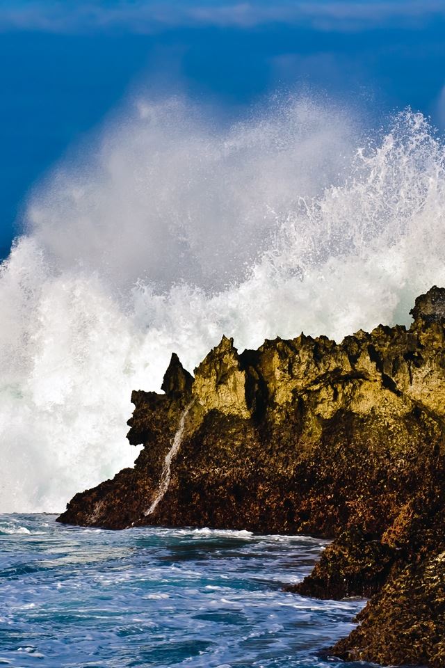 640x960 Waves lapping the rocks - rocks iPhone 4s Wallpaper