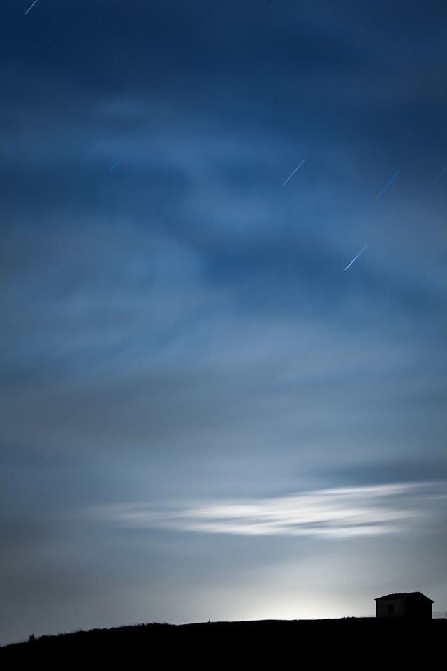 640x960 Behind at little house - sky iPhone 4s Wallpaper