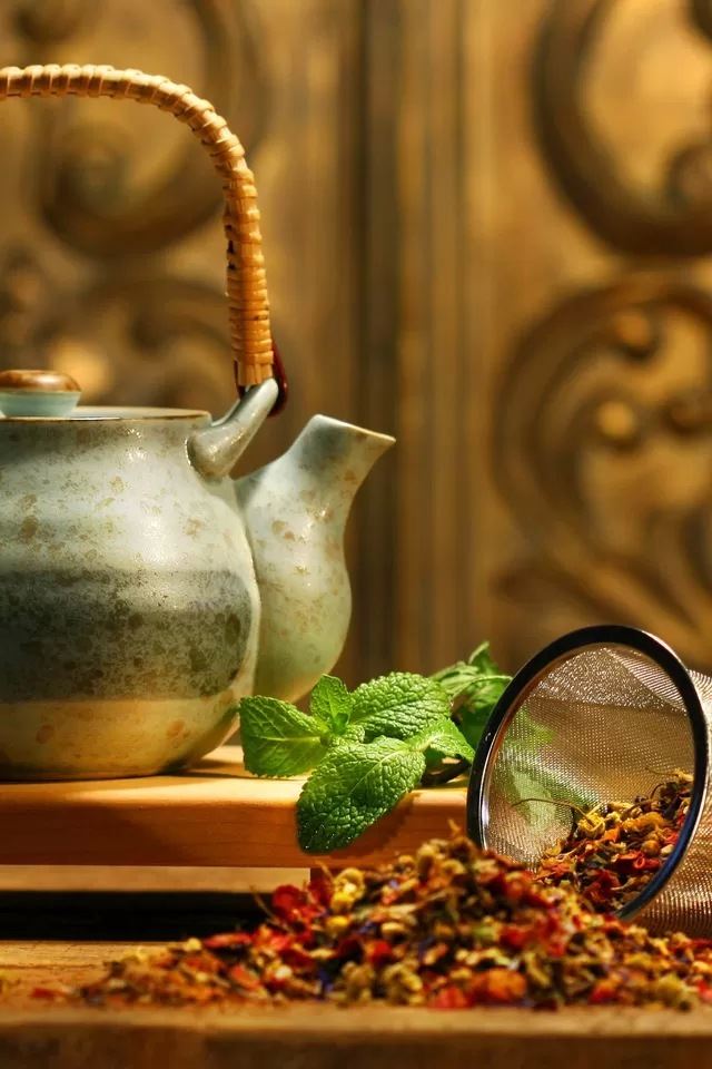 640x960 Teapot and tea - leaves iPhone 4s Wallpaper